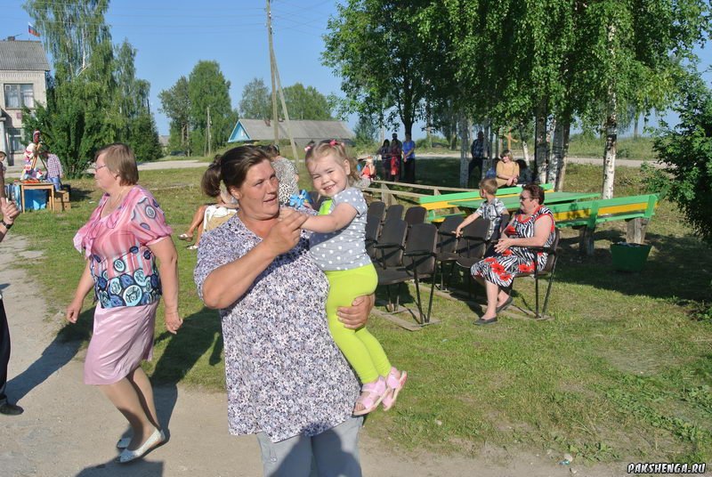 Пакшары и гости Пакшеньги на празднике День деревни 12 июля 2014 года